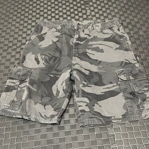 Gray camouflage cargo shorts size 36 wrangler originals